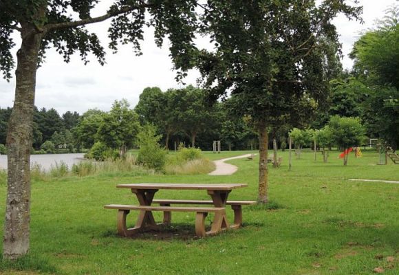 PPO-table-pique-nique-jeux-parc-plan-d-eau-st-mars-la-jaille