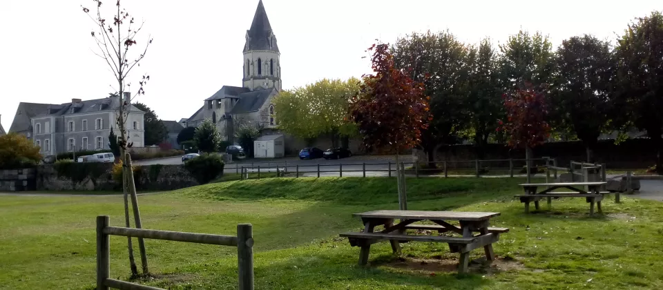 Aire pique-nique bas Place église - ©Office de Tourisme Brissac-Loire Aubance