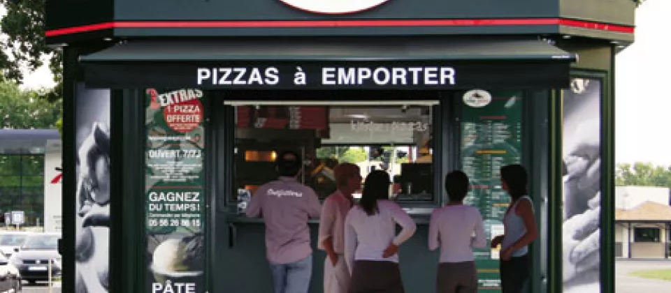 le kiosque à pizzas exterieur