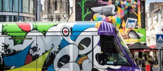 Tramway habillé aux couleurs des Écouteurs, par Jean Moderne_1