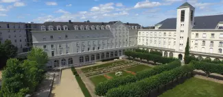 Bon Pasteur Hostellerie - Vue cour d'honneur_1