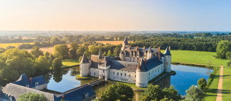 https://reservation.destination-angers.com/medias/images/prestataires/2913422-chateau_du_plessis_bourre_copyright_alexandre_lamoureux_destination_angers_14669.png_1