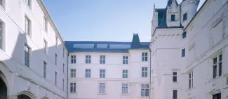 https://reservation.destination-angers.com/medias/images/prestataires/2964756-cour_du_logis_barrault_15e_s_angers_loire_tourisme_1011199.jpg_1