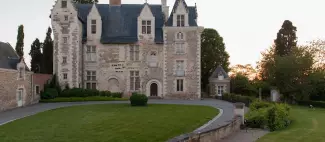 https://reservation.destination-angers.com/medias/images/prestataires/2983069-villeveque_vue_exterieure_du_chateau_1011203.jpg_1