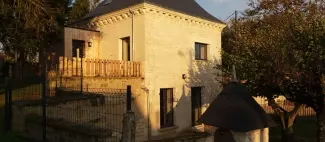 Gite Saumur Le Pigeonnier - Vue Sud ouest du Pigeonnier avec Puits_1