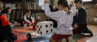 Les enfants jouant aux dés sur un tapis géant - _1