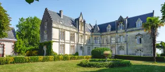 Chateau Sainte Radegonde - gite 10-15 personnes entre Angers et Saumur.jpg - gite 10-15 personnes - façade Chateau Sainte Radegonde_1