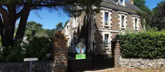 Façade de la maison d'hôtes Quatre chats sous un pin - _1