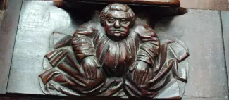 Figure masculine sculptée sur une miséricorde - _1