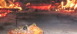 cuisson-four-bois-atelier-pizza-moulin-epinaye-la-chapelle-saint-florent