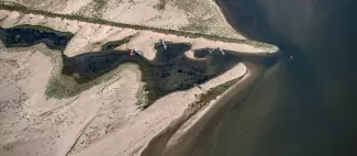 loire-vue-aerienne-sable-barque-canoe-osez-mauges-anjou