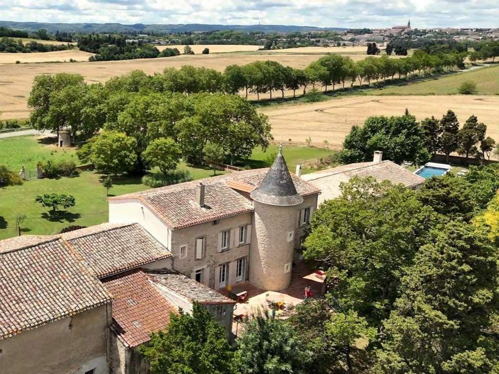 1-Domaine de Lanis - Chambres hotes Castelnaudary - vue aérienne tour et terrasse 4-3_V2