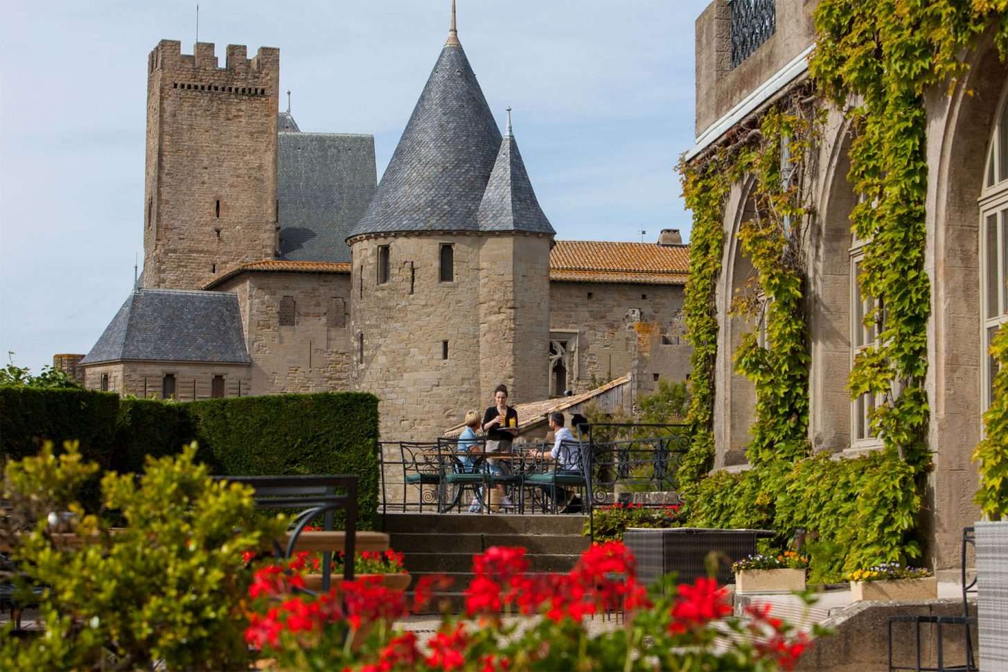 Carcassonne, cité, couple à la barbacane