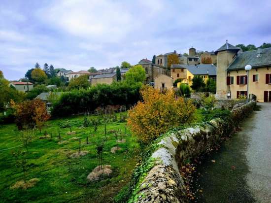 Entre pierres et foret - Fontiers-Cabardès © Amélie Megret