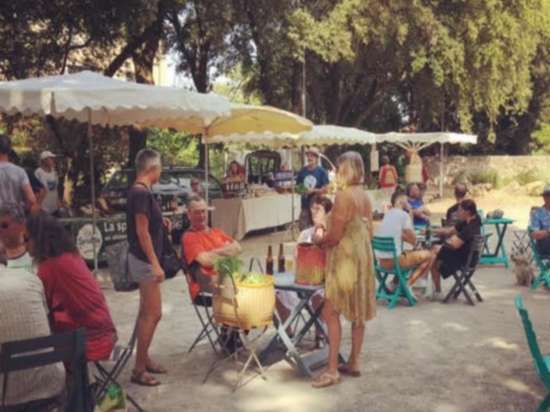 MARCHÉ LOCAL EN FIN DE JOURNÉE