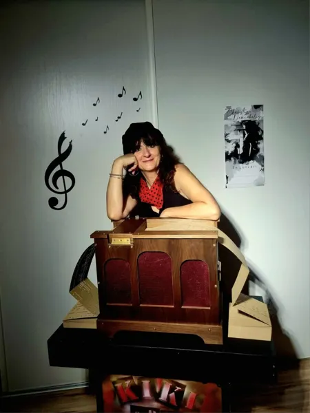 Marché du mardi matin à Laissac : animation musicale avec Christine DEMICHELIS (Kiki chante)