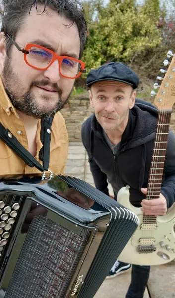 Marché du mardi matin à Laissac : animation musicale avec Entre nous soit dit