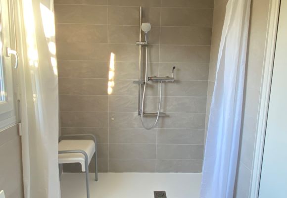 4 -Residence des 3 iles_Ouessant-Douche de plain pied OK