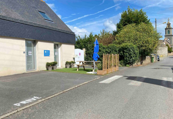 5 -Residence des 3 iles_Ouessant-extérieur vers église