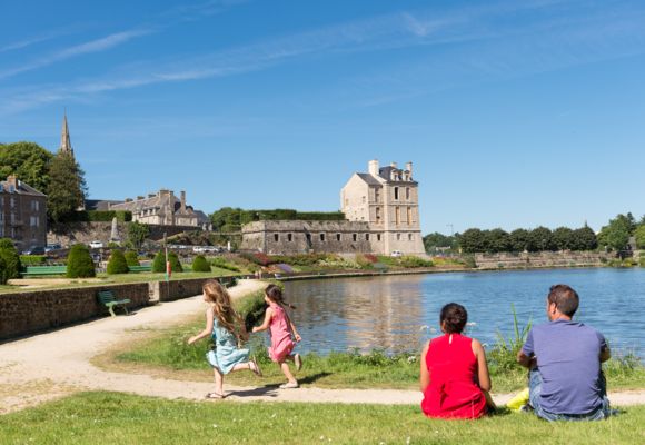 chateau_vue_etang_Quintin