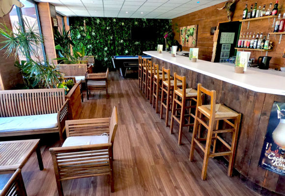 Bar du glamping et son billard