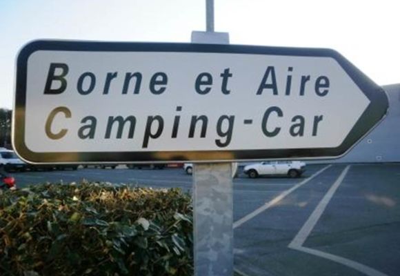 aire de camping-car parking intermarche guemene-sur-scorff pays roi morvan morbihan bretagne sud