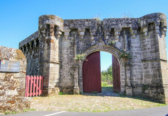 A la découverte du patrimoine de Guémené sur Scorff _Porte des Rohan rénovée_crédit Loïc Kersuzan-Morbihan Tourisme_Libre de droits sans limite de temps