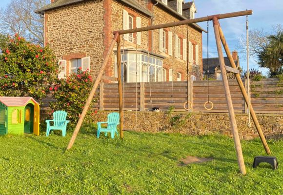 Chambre d'hote la Korrigane_Binic-Etables sur mer_ Hotel_Balancoire jeux enfants