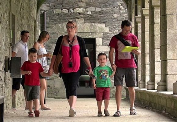 Visiteurs dans galerie du cloître © Nicolas Charles - petite