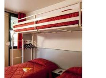 3 single beds (2 floor beds and 1 bunk bed) (up to 3 people)