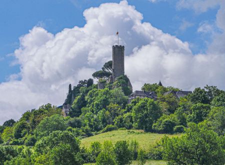 Corrèze Tourisme_GR46_Arrivée sur Turenne_© David Genestal_juin 2024
