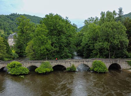 Corrèze Tourisme_GR46_Vieux Pont Le Saillant_© David Genestal_juin 2024