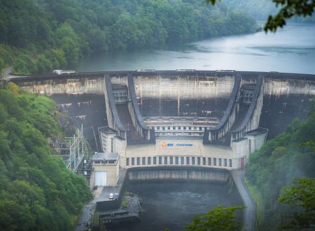 Le_Barrage_du_Chastang-CC-BY-NC_Maxime_Seimbille_-_Dronieguy-2387_1
