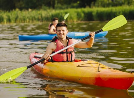 homme-souriant-pagayant-kayak-lac