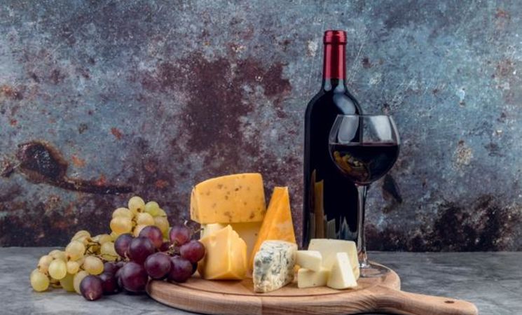 Variete-delicieux-fromages-raisins-du-vin_23-2148430101