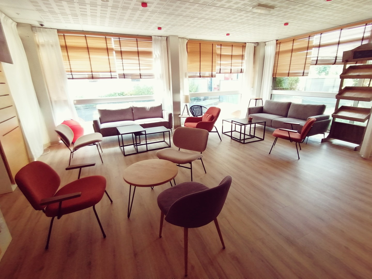 SALON D'ACCUEIL/BAR