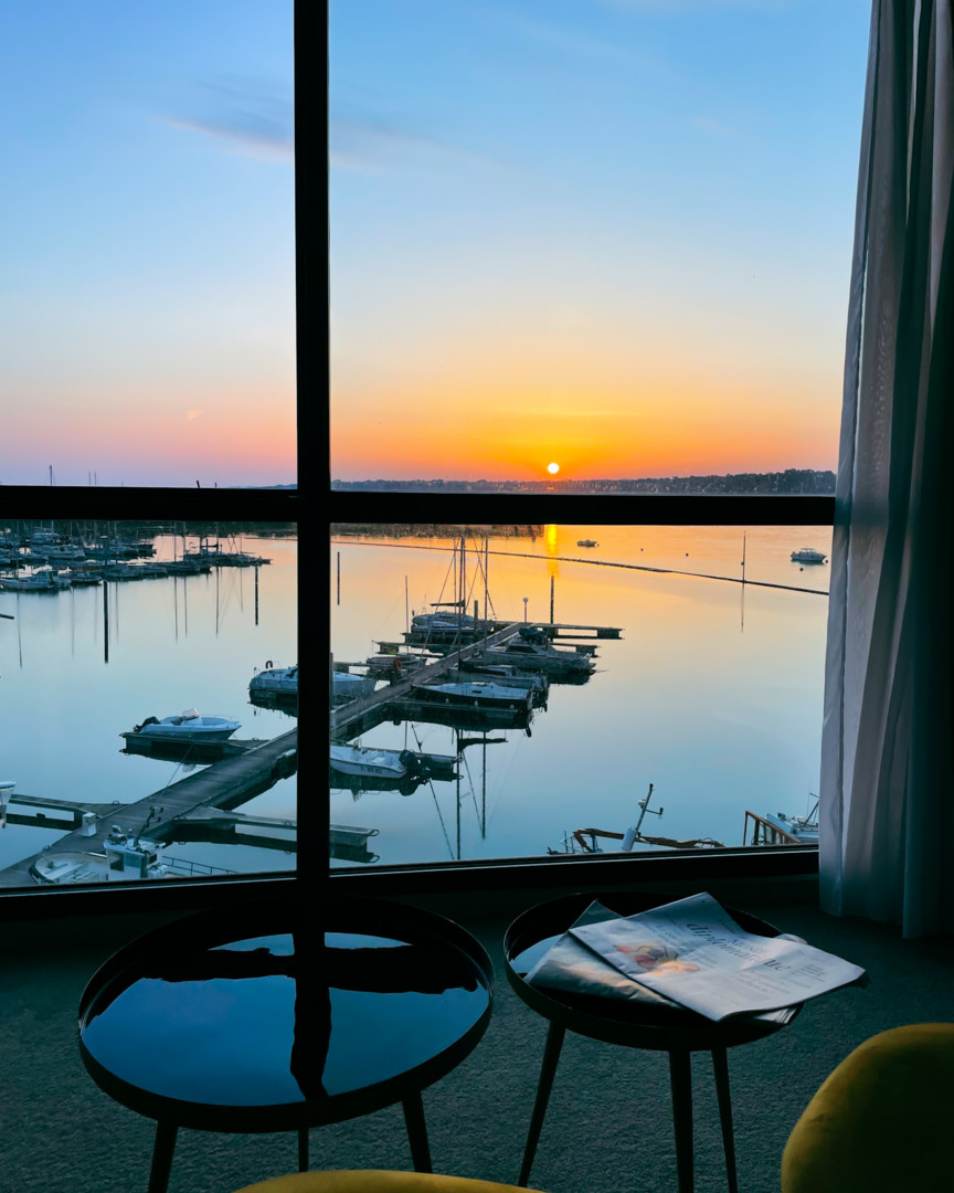 lever-soleil-nautica-hotel-chaises-jaunes-journaux-perros-guirec