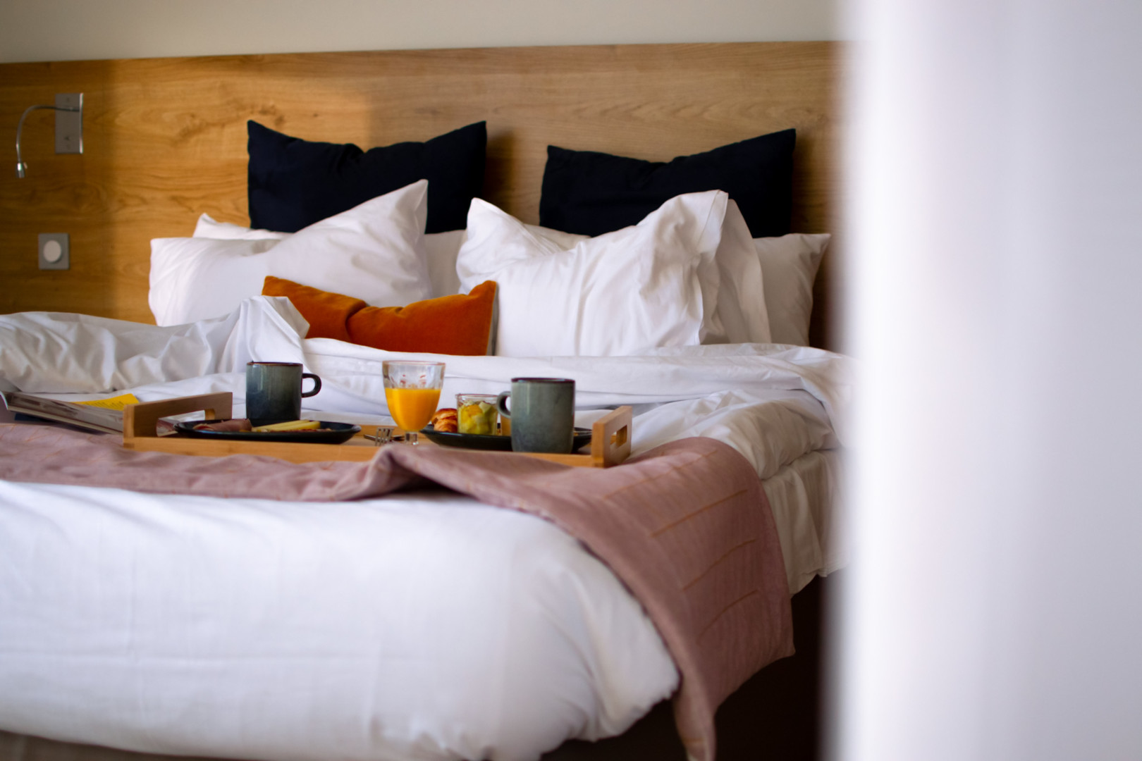 petit-dejeuner-chambre-lit-nautica-hotel-port-perros-guirec