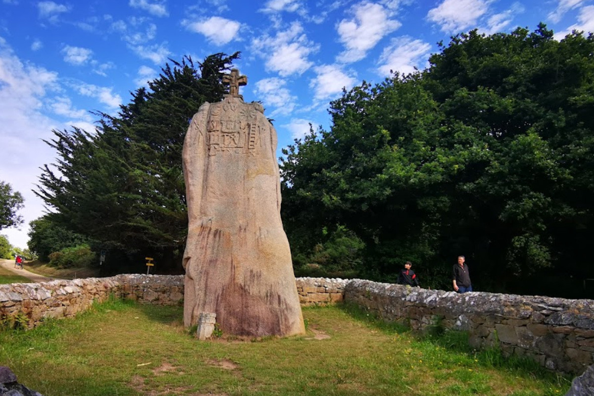 Menhir de Saint-Uzec, Pleumeur-Bodou, Côtes d'Armor