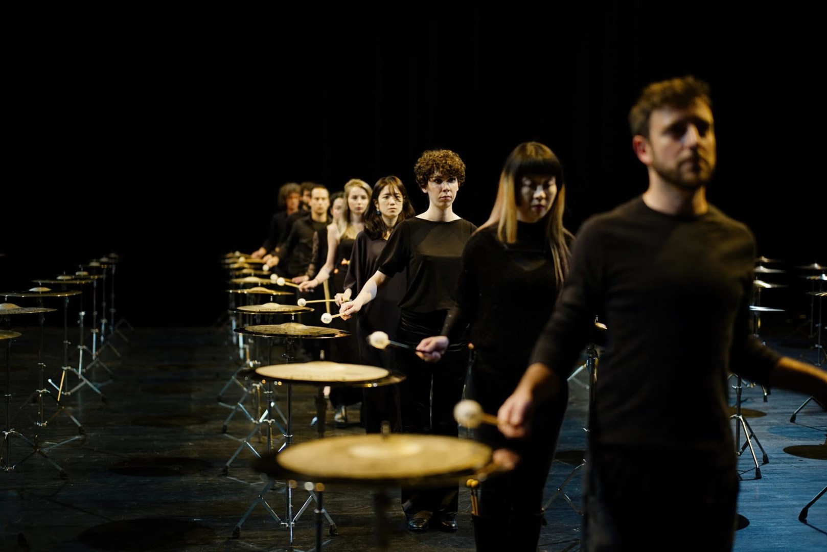 100Cymbals©HenriVogt_055-1-scaled