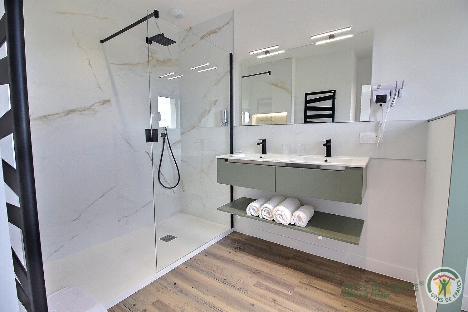 villa_emeraude_salle_eau_GDF82023