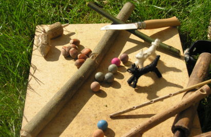 Fabrication de jouets buissonniers (Musée école de Bothoa)