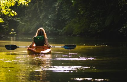 Voguer sur un lac à bord d’un kayak