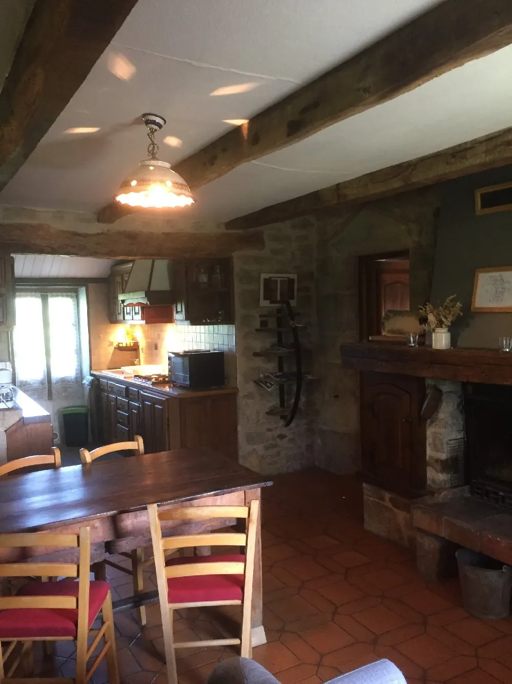 Séjour avec cheminée / cuisine