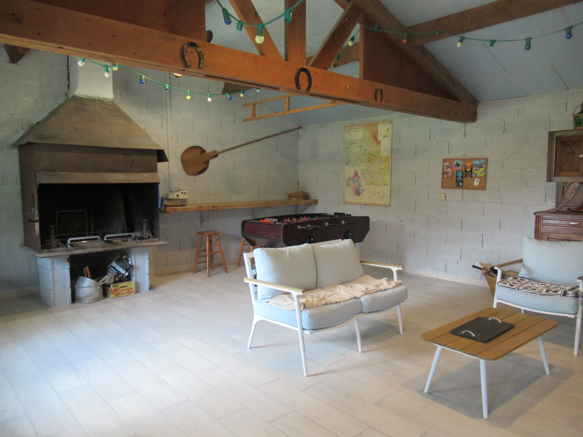 Salle jeux-pièce barbecue