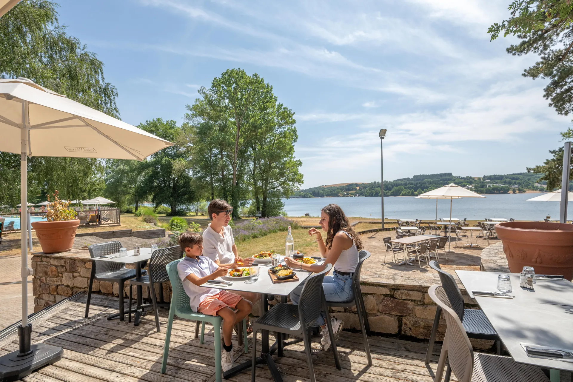 Terrasse restaurant avec vue sur le lac