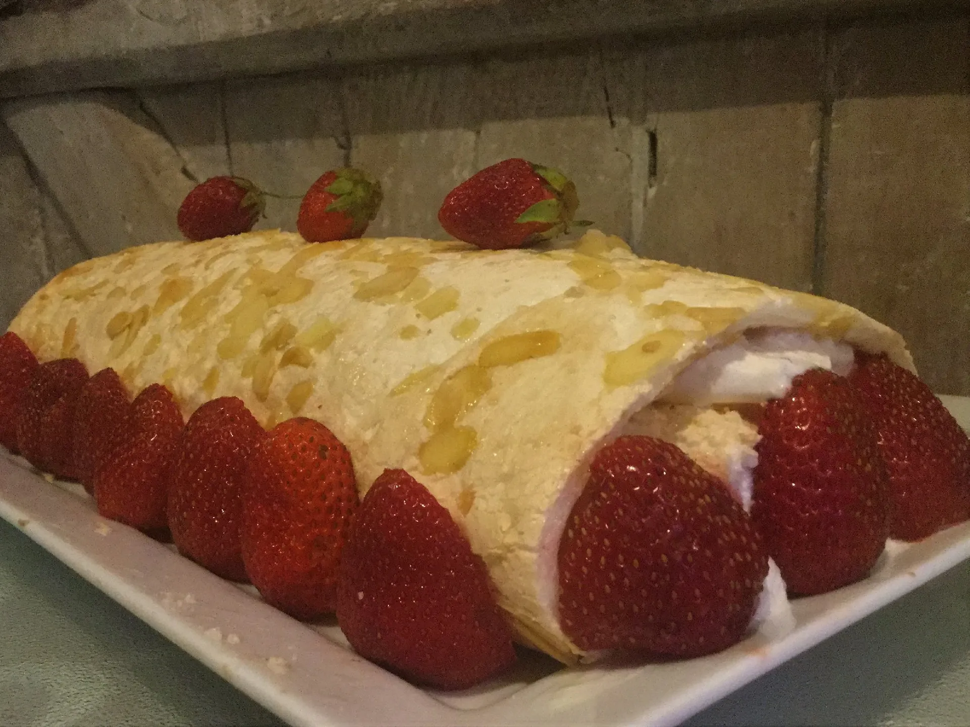 Roulade meringuée aux fraises bio de notre potager