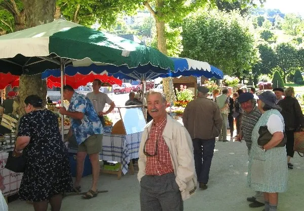 Marché traditionnel à Entraygues