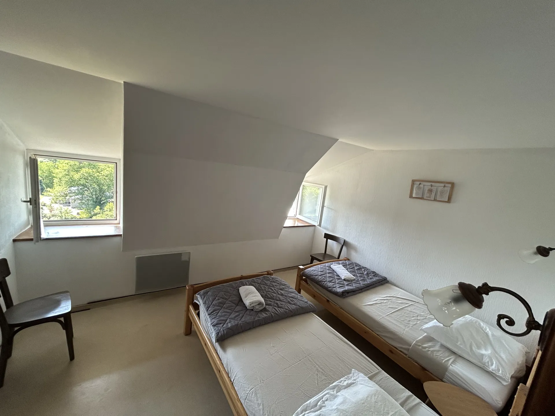 Chambre deux lits, douche et toilette