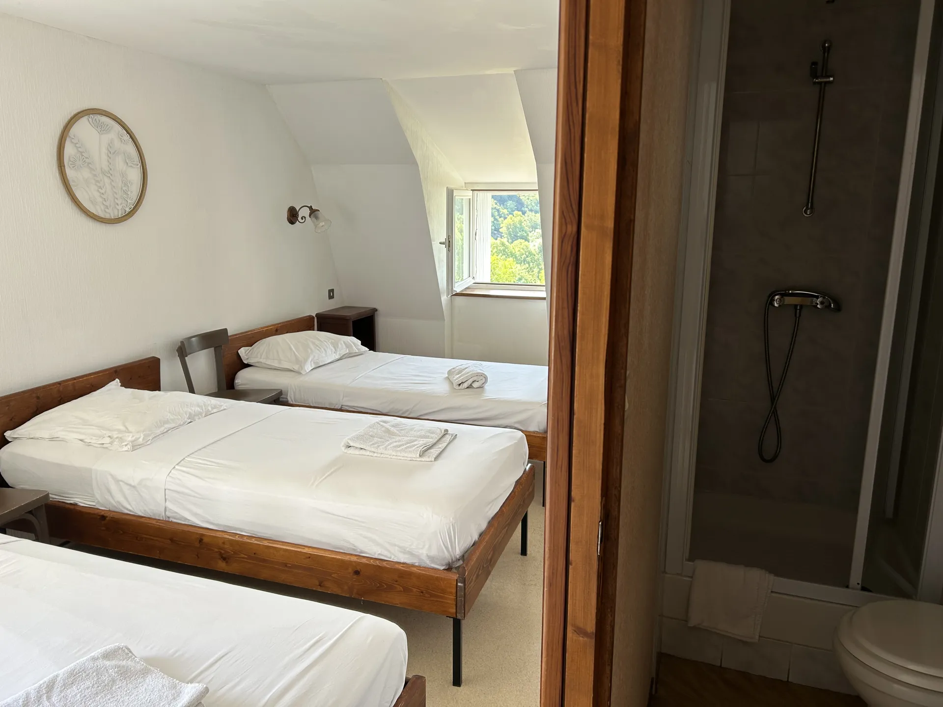 Chambre triple, douche et toilette